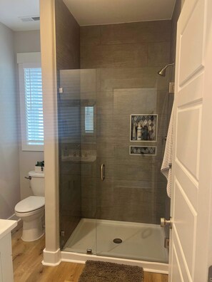 Shower, hair dryer - Three Seas at the B, Walk to Tiki Bar and Beach (Carolina Beach)