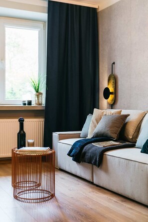 Basic Apartment | Living room | 40-inch Smart TV with cable channels, TV, Netflix - Parkland Apartment - LoftAffair (Kraków)