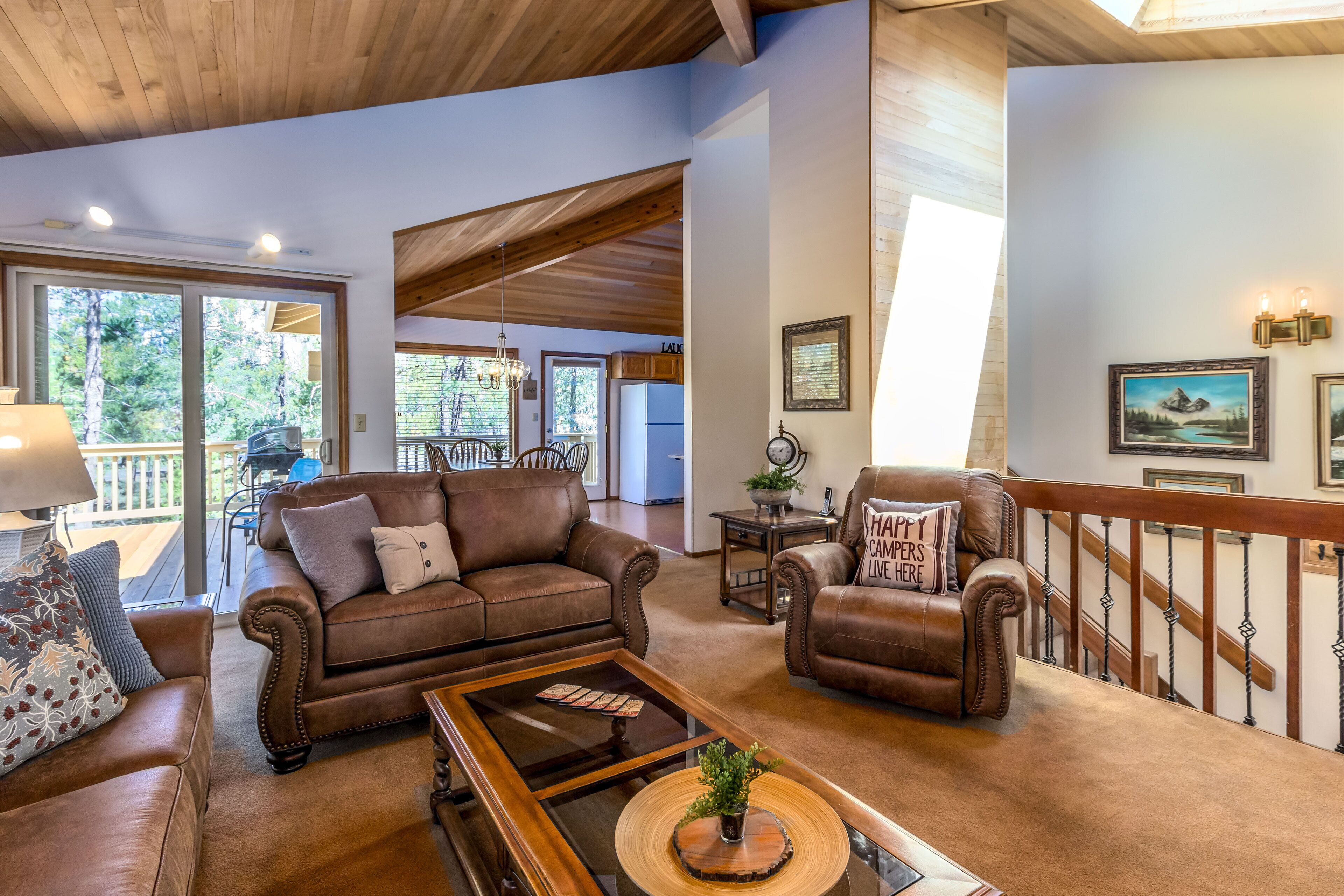 Classic Sunriver Home, Bikes, Kayaks, Ping Pong, Private Hot Tub-WHIT24