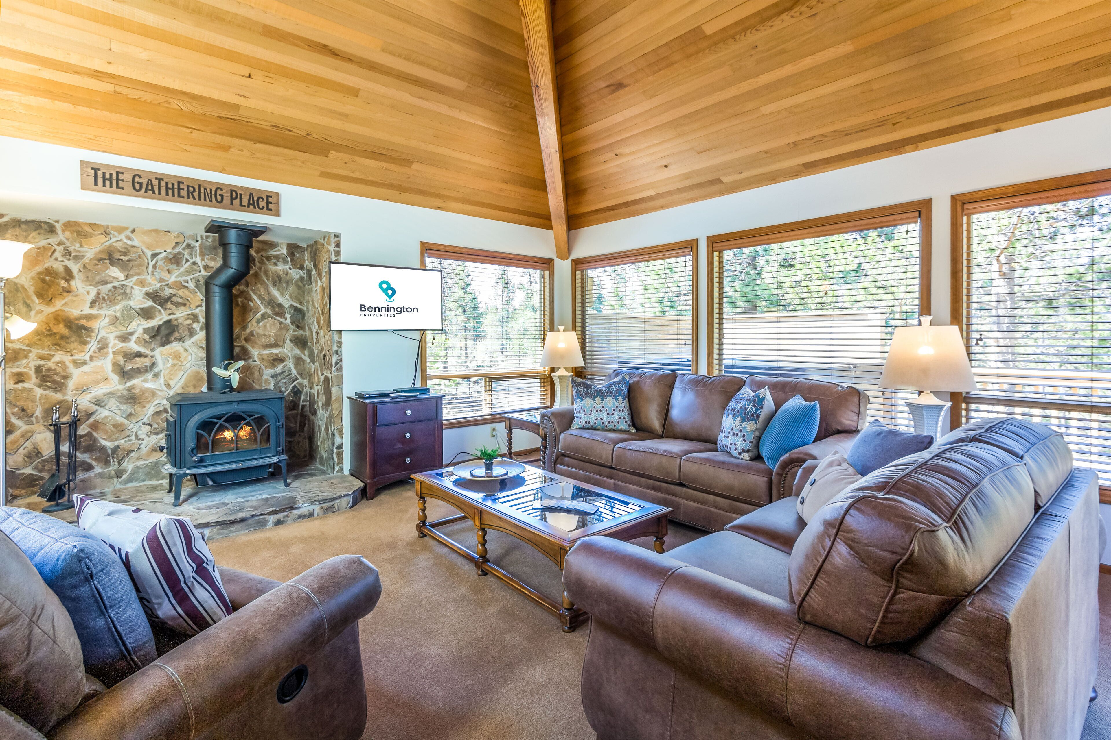 Classic Sunriver Home, Bikes, Kayaks, Ping Pong, Private Hot Tub-WHIT24