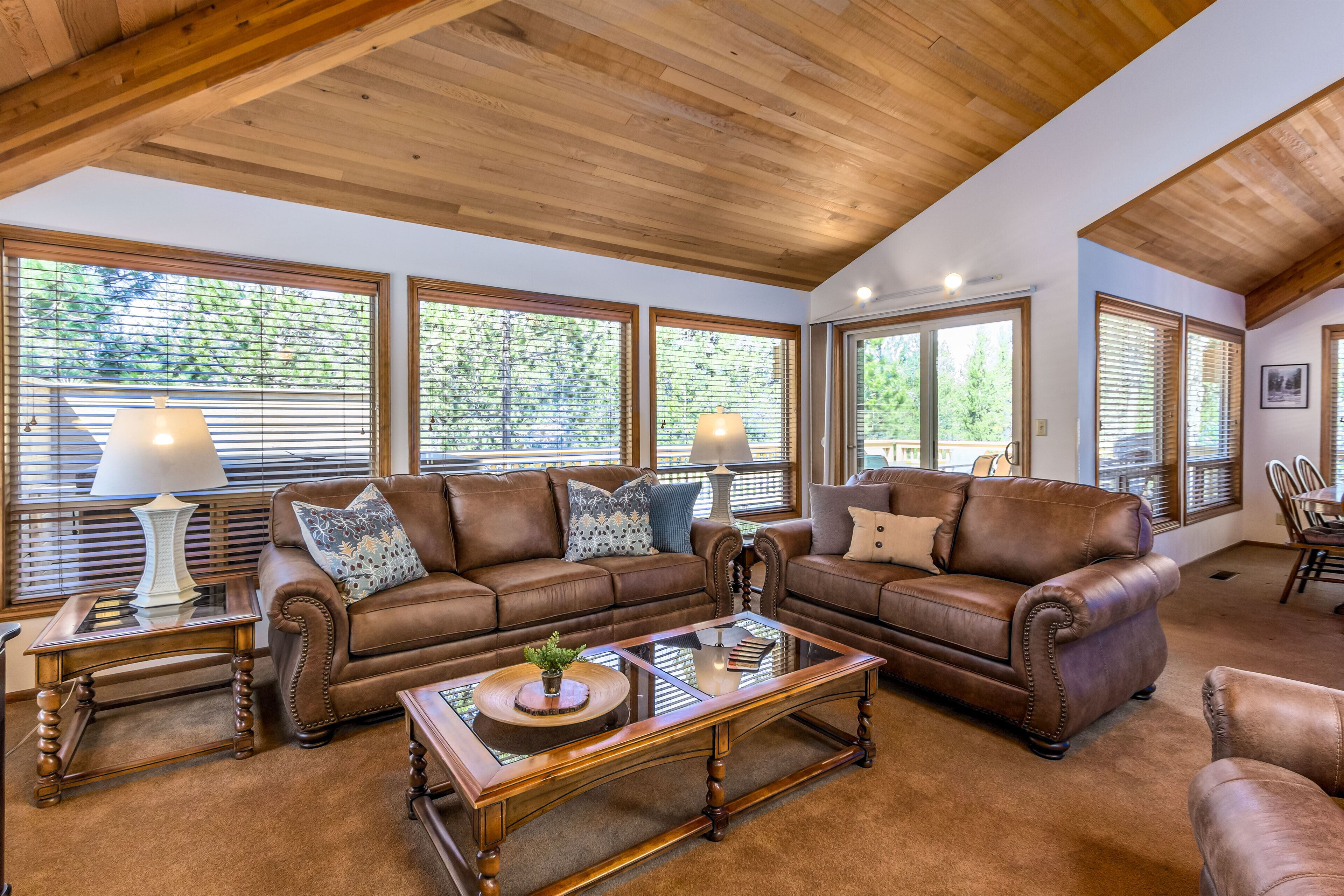 Classic Sunriver Home, Bikes, Kayaks, Ping Pong, Private Hot Tub-WHIT24