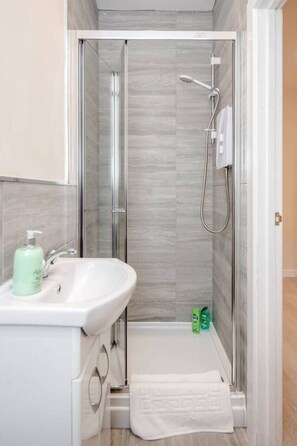 Dusche, kostenlose Toilettenartikel, Haartrockner, Handtücher