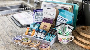 Variedad de aperitivos envasados, como galletas, chocolate y productos de café, sobre una encimera de cocina.