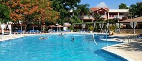 Piscine couverte, piscine extérieure