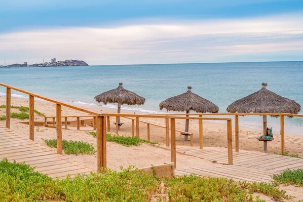 ビーチの近く、サンラウンジャー、ビーチタオル