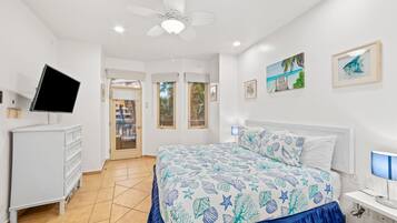 2 間睡房、房內夾萬、熨斗/熨衫板、可攜式嬰兒床