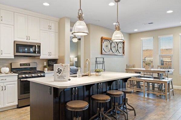 Townhome, 4 Bedrooms | Private kitchen | Fridge, oven, coffee/tea maker, toaster