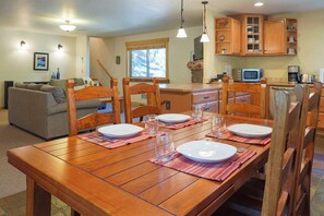 Interior - Elk Lodge: Spacious Cabin Near Trails & Ski Access (Winthrop)