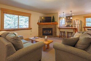 TV, fireplace, video games, DVD player - Elk Lodge: Spacious Cabin Near Trails & Ski Access (Winthrop)