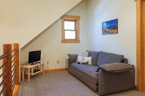 TV, fireplace, video games, DVD player - Elk Lodge: Spacious Cabin Near Trails & Ski Access (Winthrop)