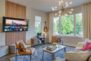 Televisie, een stereo en een kantoor