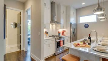 Een koelkast, een magnetron, een oven, een kookplaat