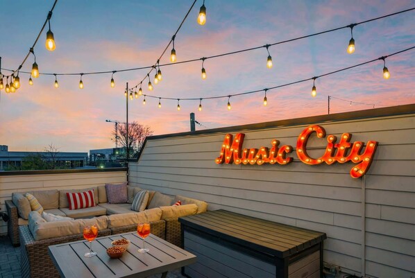 Property grounds - Spring rooftop deck, game room, bbq, near Broadway and Ryman (Nashville)