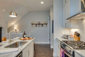 Fridge, microwave, oven, stovetop - CMA Fest rooftop deck, game room, BBQ, near Broadway Nashville (Nashville)