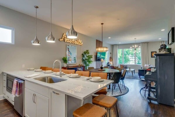 Fridge, microwave, oven, stovetop - New Year’s Eve rooftop deck, game room, BBQ near Broadway (Nashville)