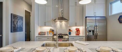 Een koelkast, een magnetron, een oven, een kookplaat