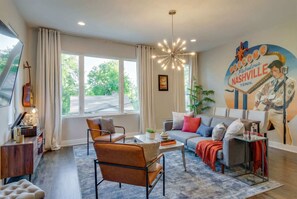 TV, stereo, offices - Spring rooftop deck, game room, bbq, near Broadway and Ryman (Nashville)