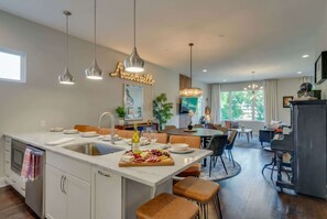 Dining - Spring rooftop deck, game room, bbq, near Broadway and Ryman (Nashville)