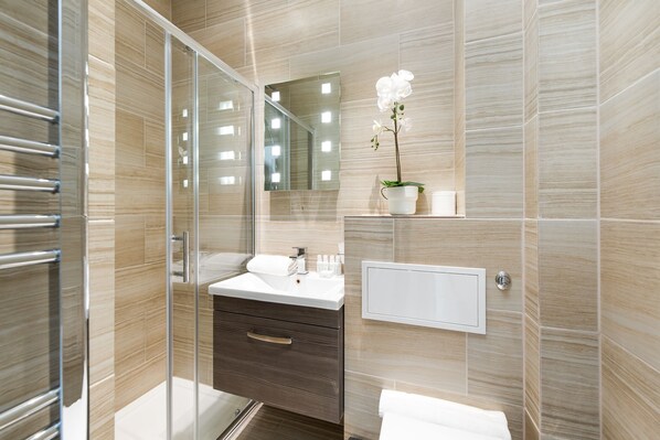 Departamento Confort | Baño | Regadera y papel de baño 