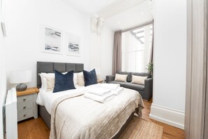 Basic Double Room | Iron/ironing board, free WiFi, bed sheets - Bayswater by CAPITAL (London)