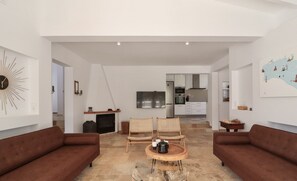 Smart TV, fireplace