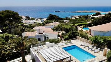 Utendørsbasseng og et oppvarmet basseng