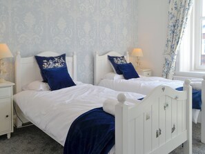 4 bedrooms, free WiFi, bed sheets - 4 bedroom accommodation in Dumfries (Dumfries)