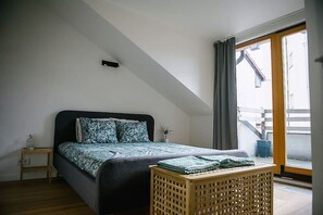 3 bedrooms, desk, iron/ironing board, free WiFi