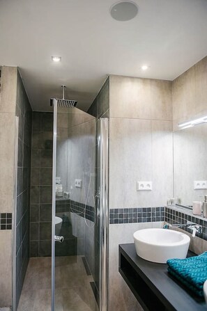 Bathtub, hair dryer, towels - Huge 3-Bed Duplex w Sauna, Jacuzzi, Terrace & AC (Hlavní mesto Praha)