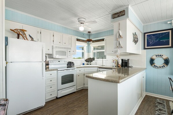 House, 3 Bedrooms | Private kitchen | Fridge, microwave, dishwasher, coffee/tea maker - Bolivar Del Mar 3 Bedroom Home by RedAwning (Port Bolivar)