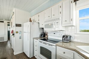 House, 3 Bedrooms | Private kitchen | Fridge, microwave, dishwasher, coffee/tea maker - Bolivar Del Mar 3 Bedroom Home by RedAwning (Port Bolivar)