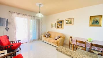 Apartment, 2 Bedrooms, Ground Floor | Living room
