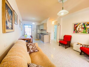 Appartamento, 2 camere da letto, al piano terra | Soggiorno | TV a schermo piatto 22 pollici con canali via cavo, TV