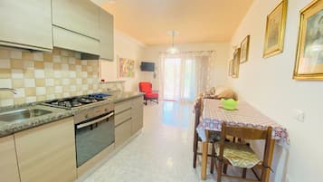 Apartment, 2 Bedrooms, Ground Floor | Private kitchen | Full-size fridge, oven, stovetop, cookware/dishes/utensils