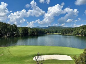 Golf - Treetop Tranquility: Enjoy nature in our unique 8-sided octagon retreat! (Jasper)