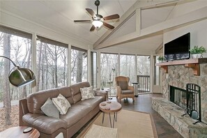 Smart TV, fireplace - Treetop Tranquility: Enjoy nature in our unique 8-sided octagon retreat! (Jasper)