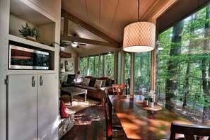 Smart TV, fireplace - Treetop Tranquility: Enjoy nature in our unique 8-sided octagon retreat! (Jasper)