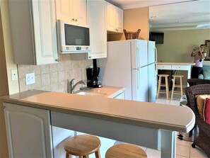 Refrigerador, microondas, placa de cocina, lavavajillas
