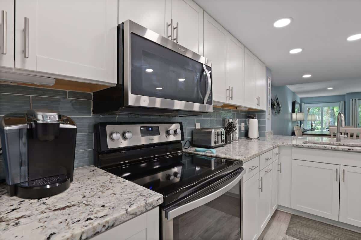 Jääkaappi, mikroaaltouuni, liesi, astianpesukone