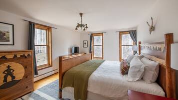 5 bedrooms, desk, iron/ironing board, travel crib