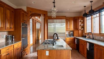 冰箱、微波炉、烤箱、炉灶