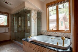 Regadera, amenidades de baño gratuitas, secadora de cabello, toallas 