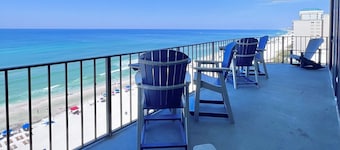 Newly remodeled Beach Escape, Complimentary Beach Service and Panoramic Views
