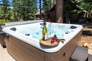 Outdoor spa tub - Teddy by AvantStay | Majestic Cabin in Big Bear w/ Balcony (Big Bear Lake)