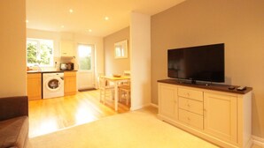 A modern apartment with a kitchen, dining area, and living room. - Fantastic 2-bed House in Hull. Garden, Sky tv (Hull)