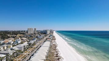 Una playa cerca, sillas reclinables de playa, toallas de playa