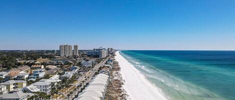Plage à proximité, chaises longues, serviettes de plage