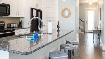 Refrigerador, microondas, horno, placa de cocina