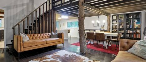 Smart-TV, Kamin, DVD-Player, Bücher