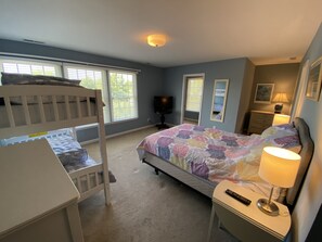 5 chambres, bureau, fer et planche à repasser, lit parapluie